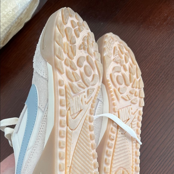 Nike Low-Top Sneakers in Cream and Light Blue - EUC - Picture 5 of 5
